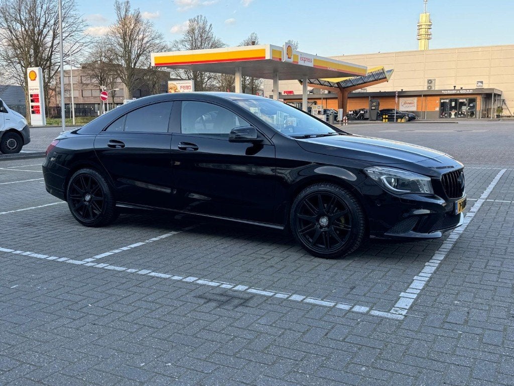Mercedes-Benz CLA 180 1.6 Blue 2014 Zwart APK t/m jan 2027, Auto's, Voorwielaandrijving, 4 cilinders, 1290 kg, Leder en Stof
