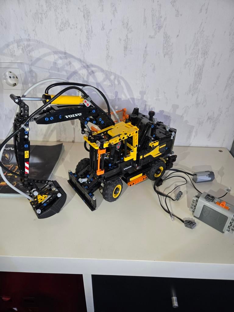 LEGO Technic Volvo Graafmachine EW160E (42053 + 8293), Ophalen of Verzenden, Zo goed als nieuw, Overige merken