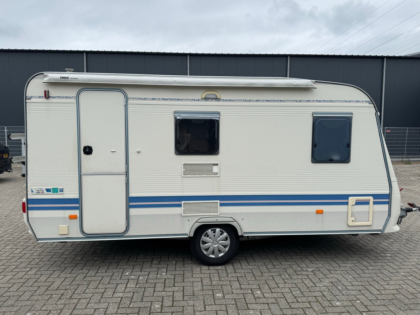 Adria 432 PX Caravan uit 2002 met zakluifel, Caravans en Kamperen, Caravans, Kachel, Frans bed, Treinzit, 750 - 1000 kg