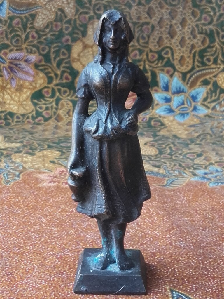 Mooi antiek brons beeldje uit Engeland van een vrouw 10,5 cm, Antiek en Kunst, Ophalen of Verzenden, Brons