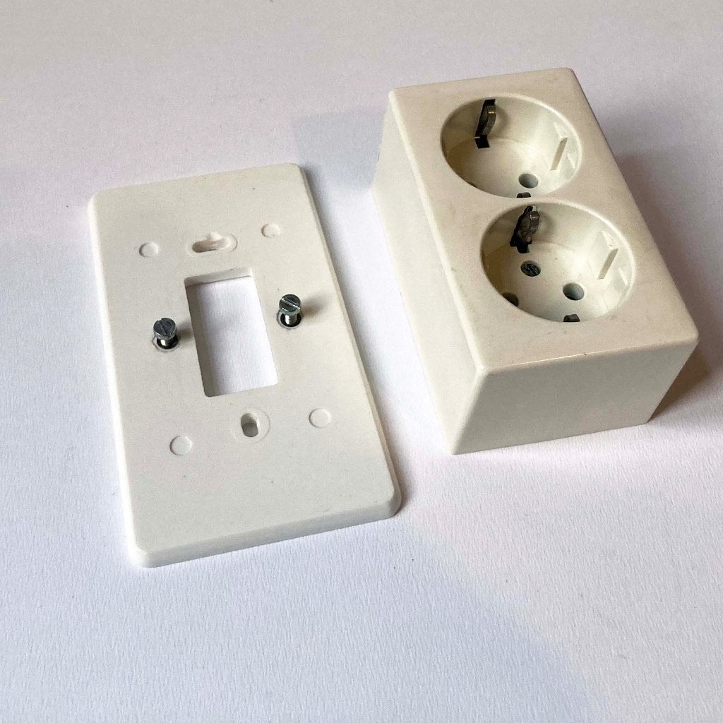 Dubbele wandcontactdoos opbouw randaarde wit + montagedeksel, Ophalen of Verzenden