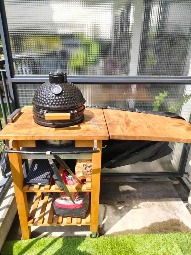 Kamado (13inch) met zelfgemaakte hout werkblad., Tuin en Terras, Houtskoolbarbecues, Ophalen