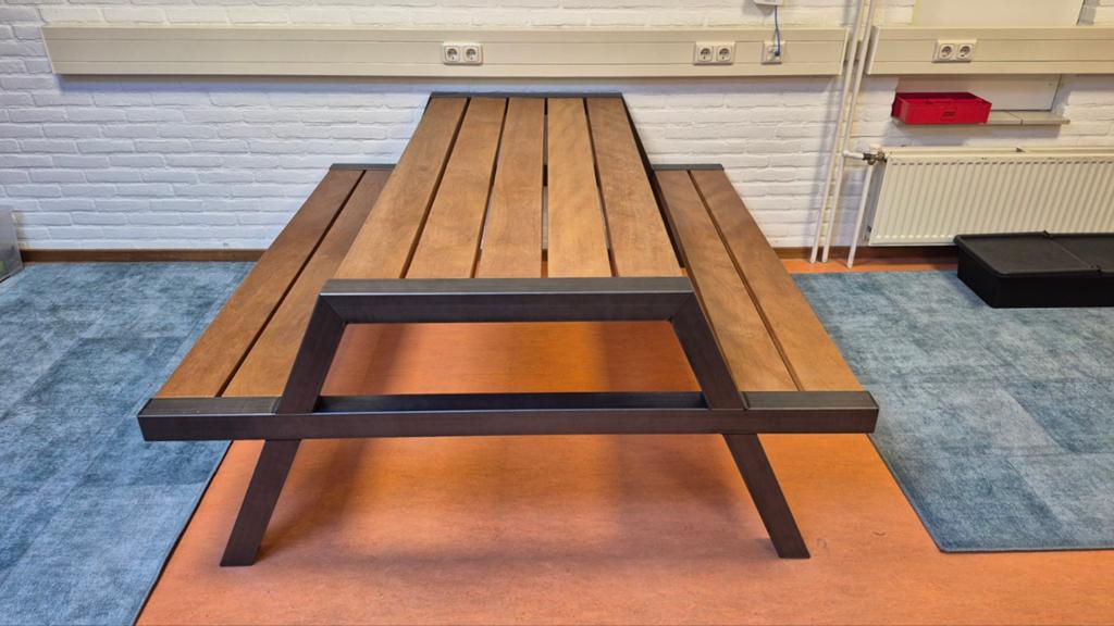 Stevige picknicktafel met stalen frame en houten blad, Ophalen of Verzenden, Gebruikt, Rechthoekig, Hout