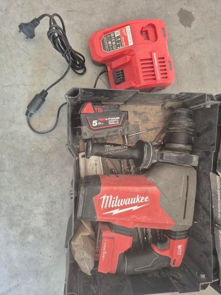 Gebruikte Milwaukee Klopboor met SDS boren en lader, Doe-het-zelf en Verbouw, Gereedschap | Boormachines, Boor- en/of Breekhamer