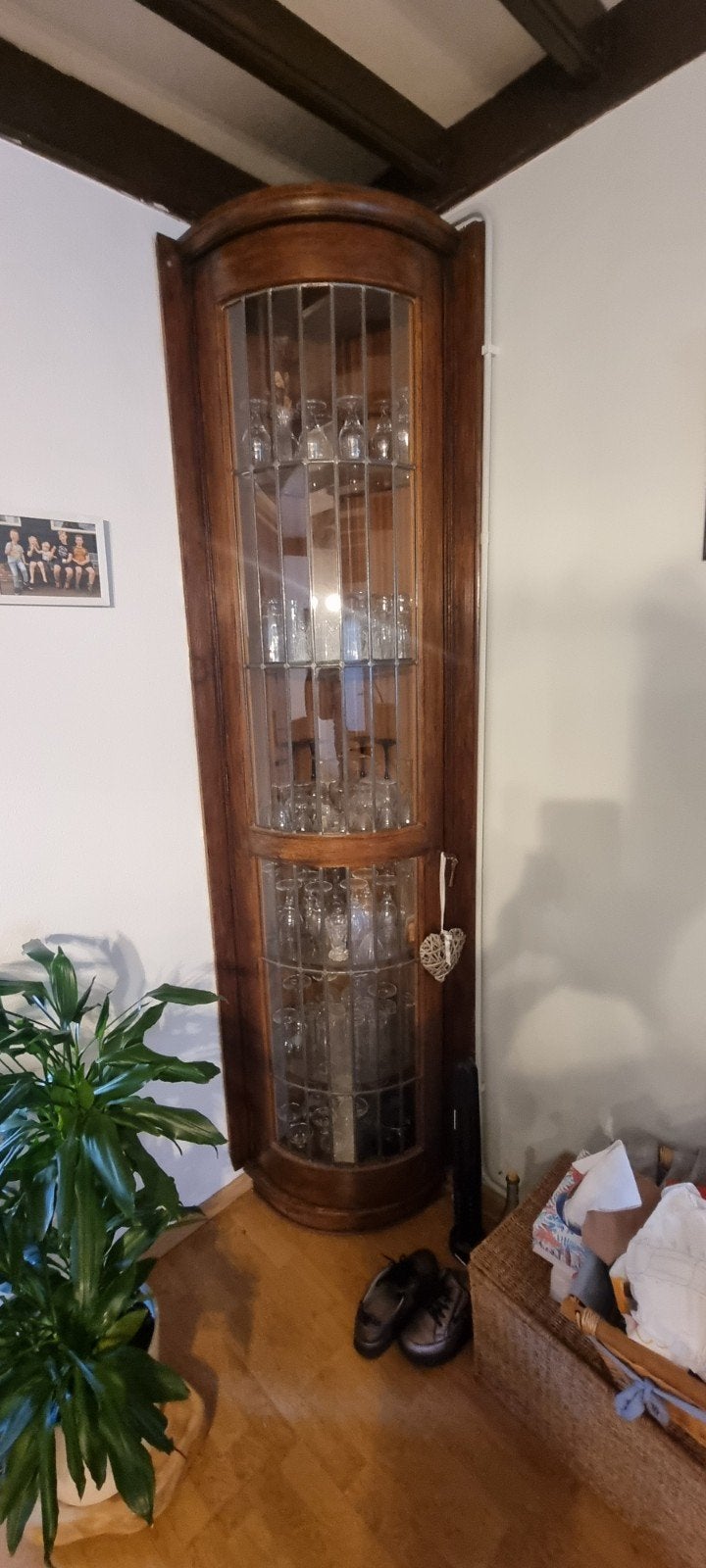 Hoekkast met gebogen glas in lood deur, Ophalen