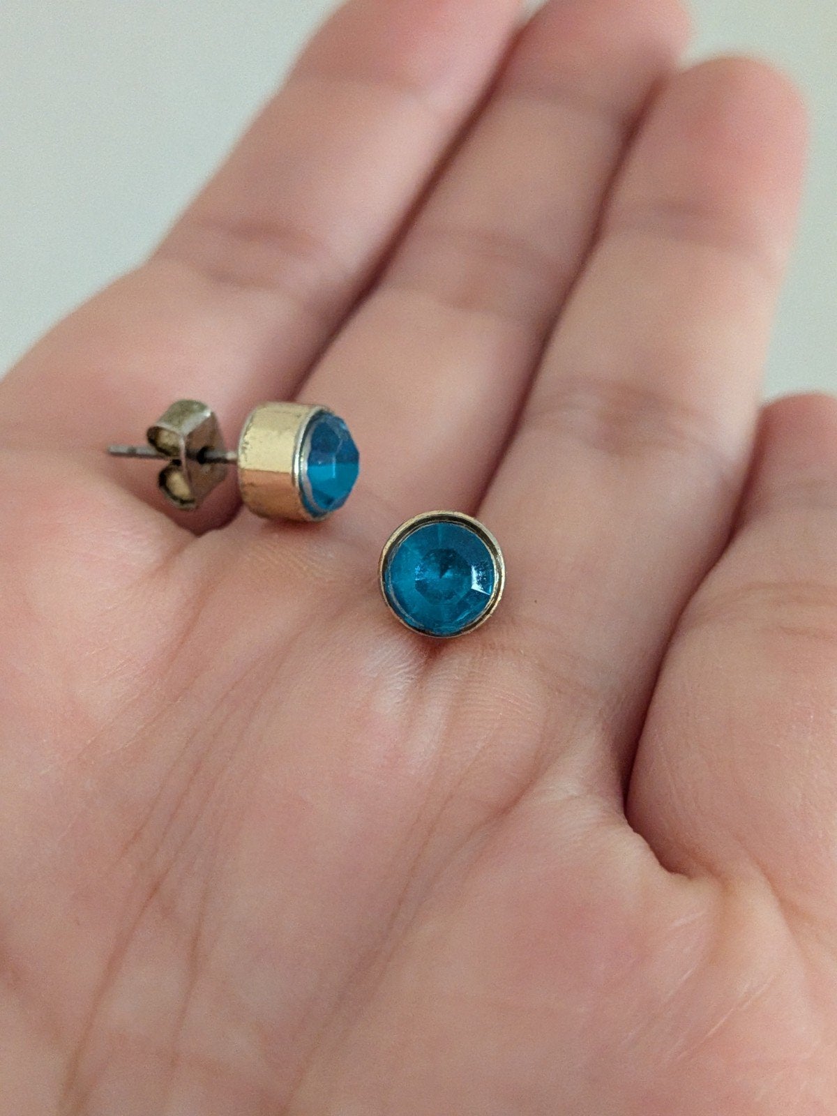 Goudkleurige oorbellen met blauwe steen, Ophalen of Verzenden