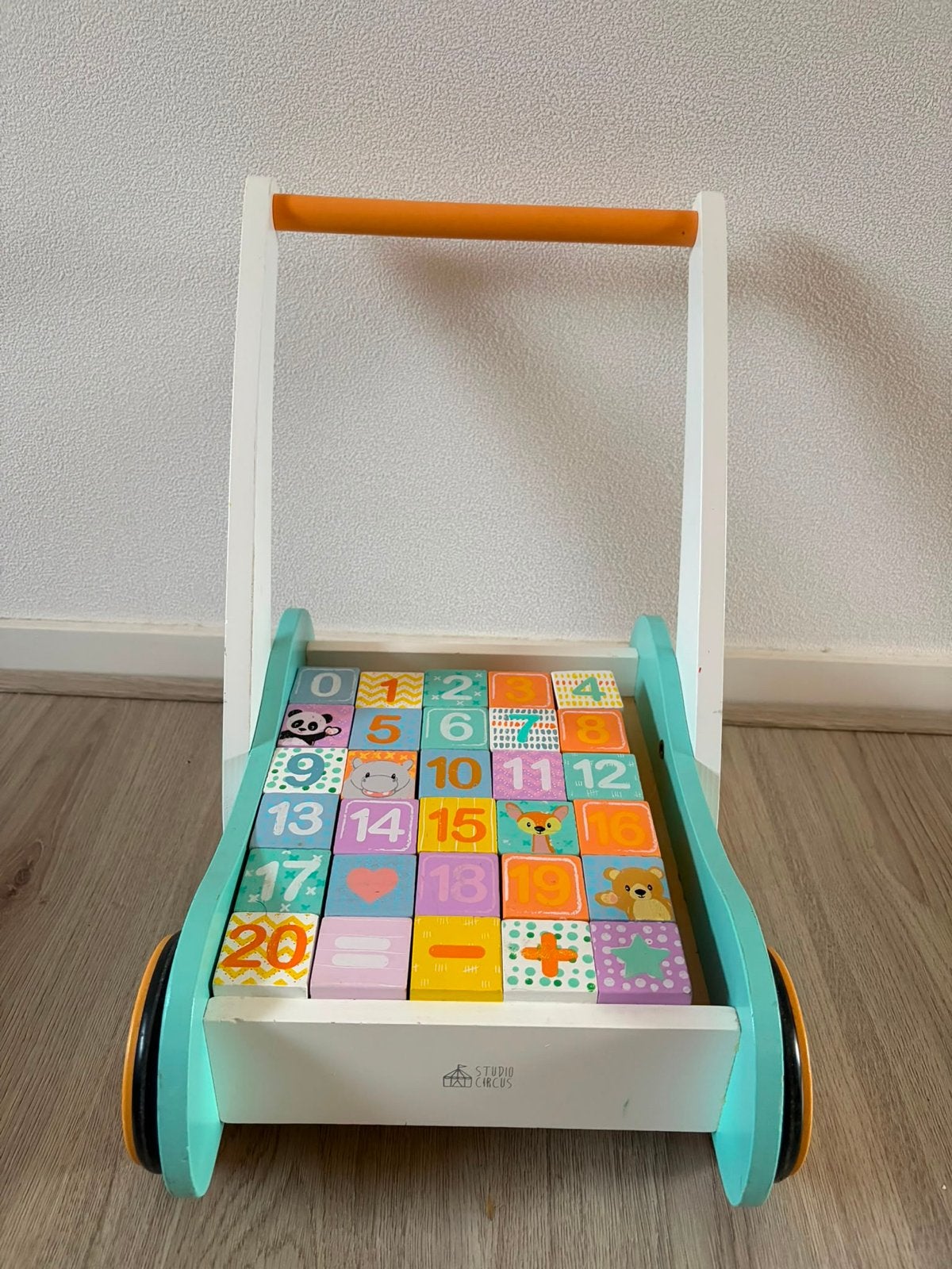 Houten loopwagen met blokken  van Studio Circus, Ophalen, Zo goed als nieuw, Duw- of Trekspeelgoed