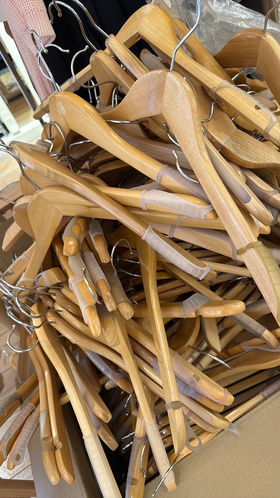 Partij van 700 st gelakte houten kledinghangers, Ophalen