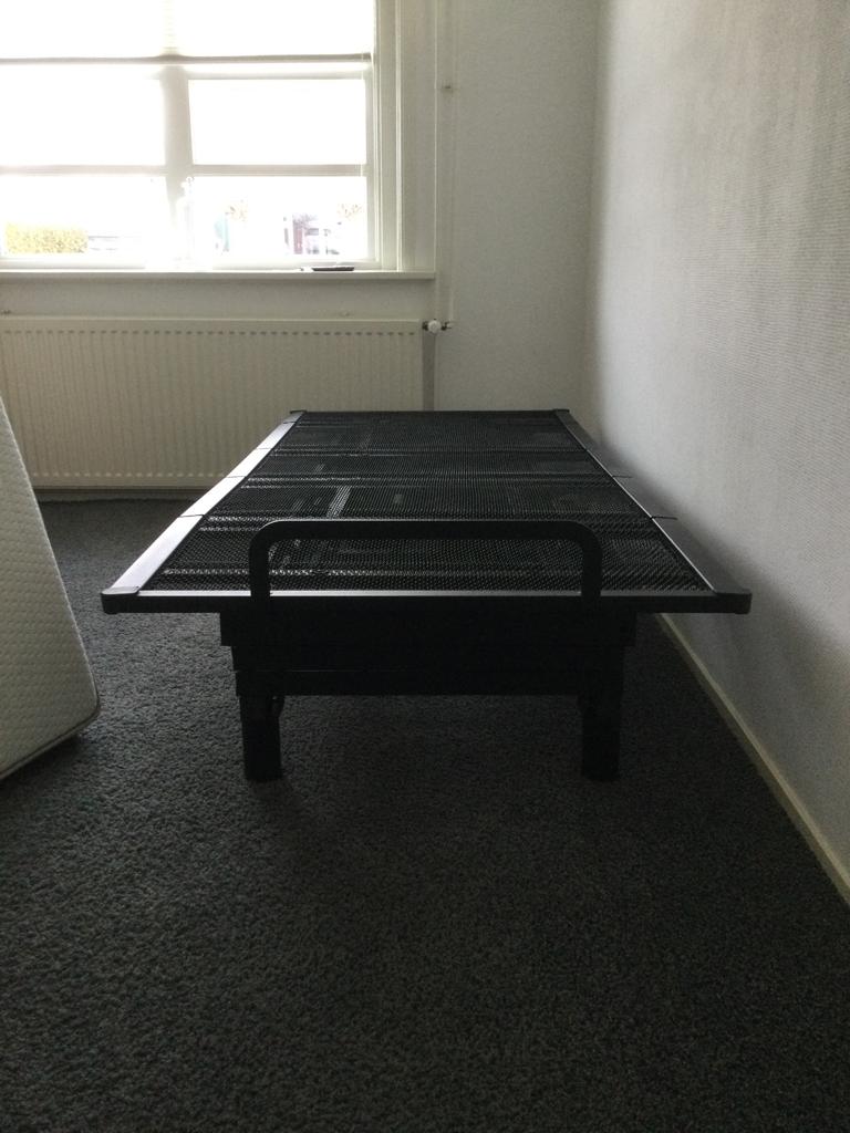 Bed in hoogte verstelbaar, Ophalen, 90 cm, Eenpersoons, Zo goed als nieuw