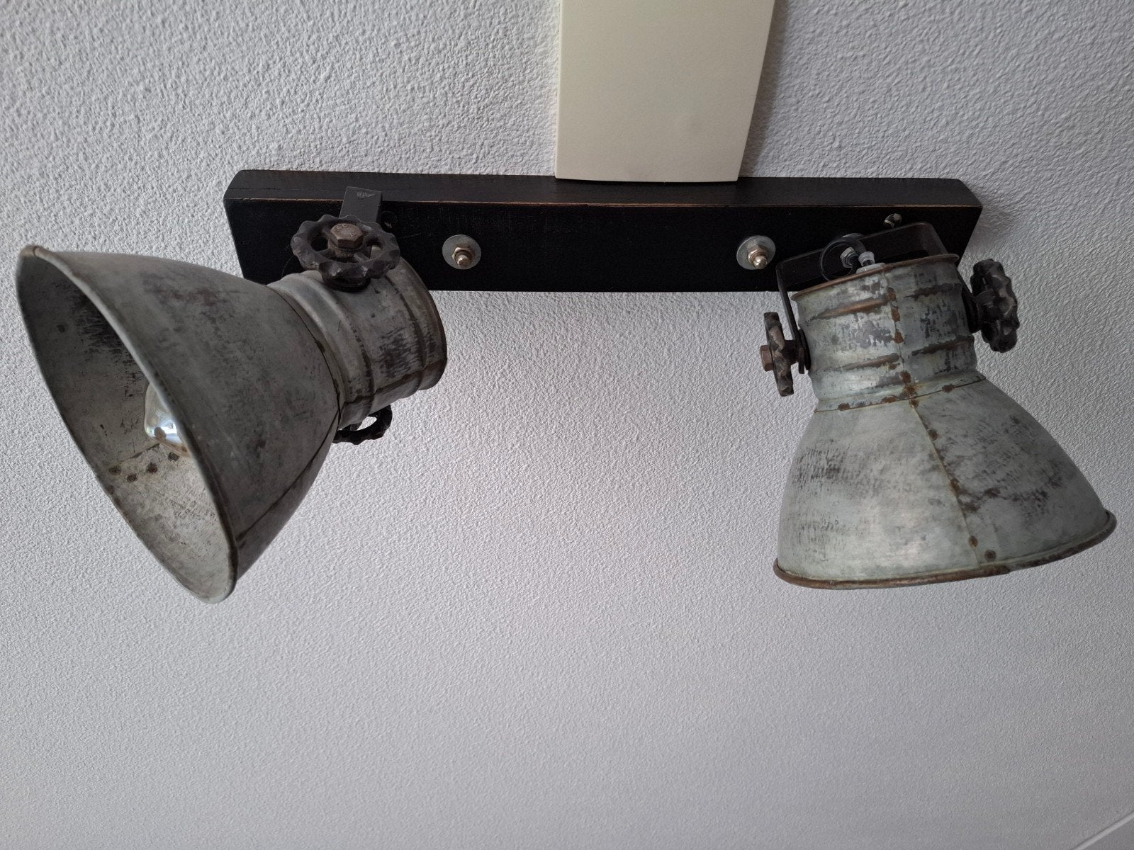Industriële plafondspot - metaal en hout, Huis en Inrichting, Gebruikt, Plafondspot, Industrieel, Verstelbaar