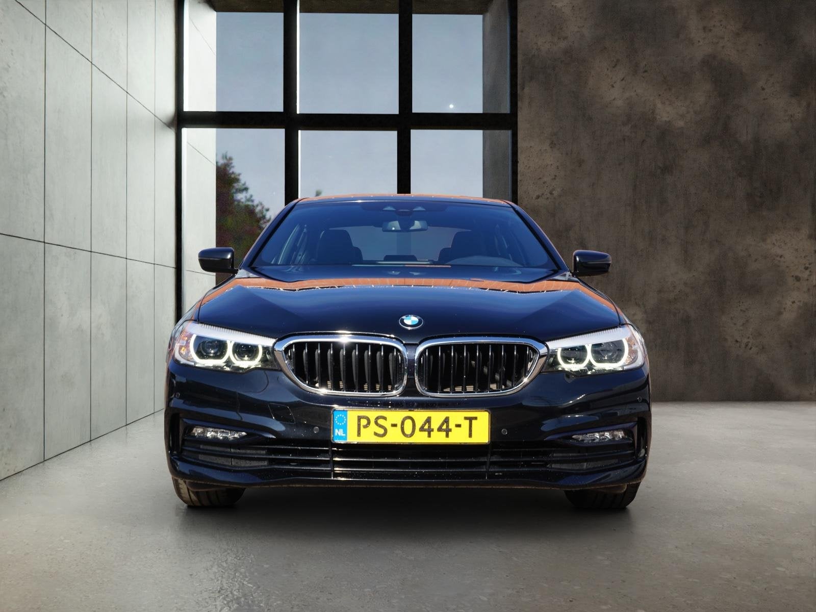 BMW 5-serie 520i Executive Sportline Automaat, Auto's, Gebruikt, 4 cilinders, 1505 kg, Zwart