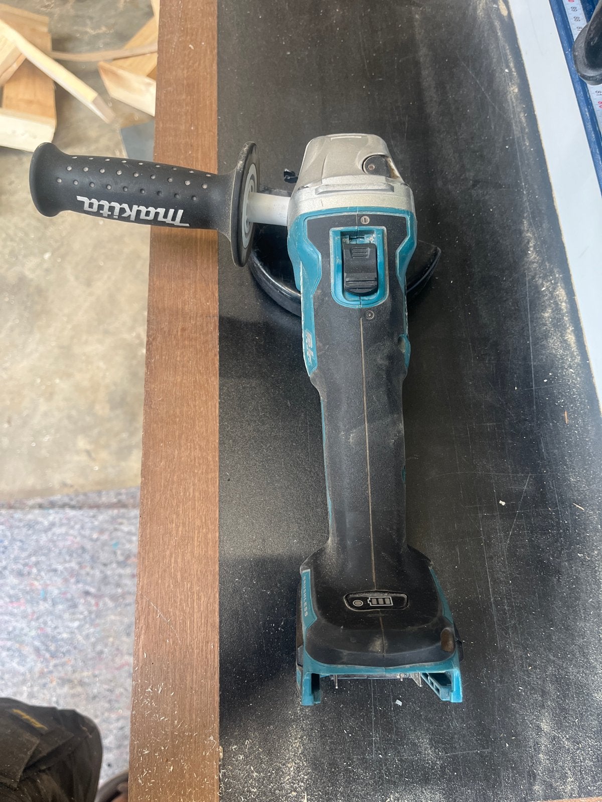 Makita 18V Accu Haakse Slijper DGA504 - Zonder Accu, Ophalen, Gebruikt, Minder dan 700 watt, Haakse handslijpmachine