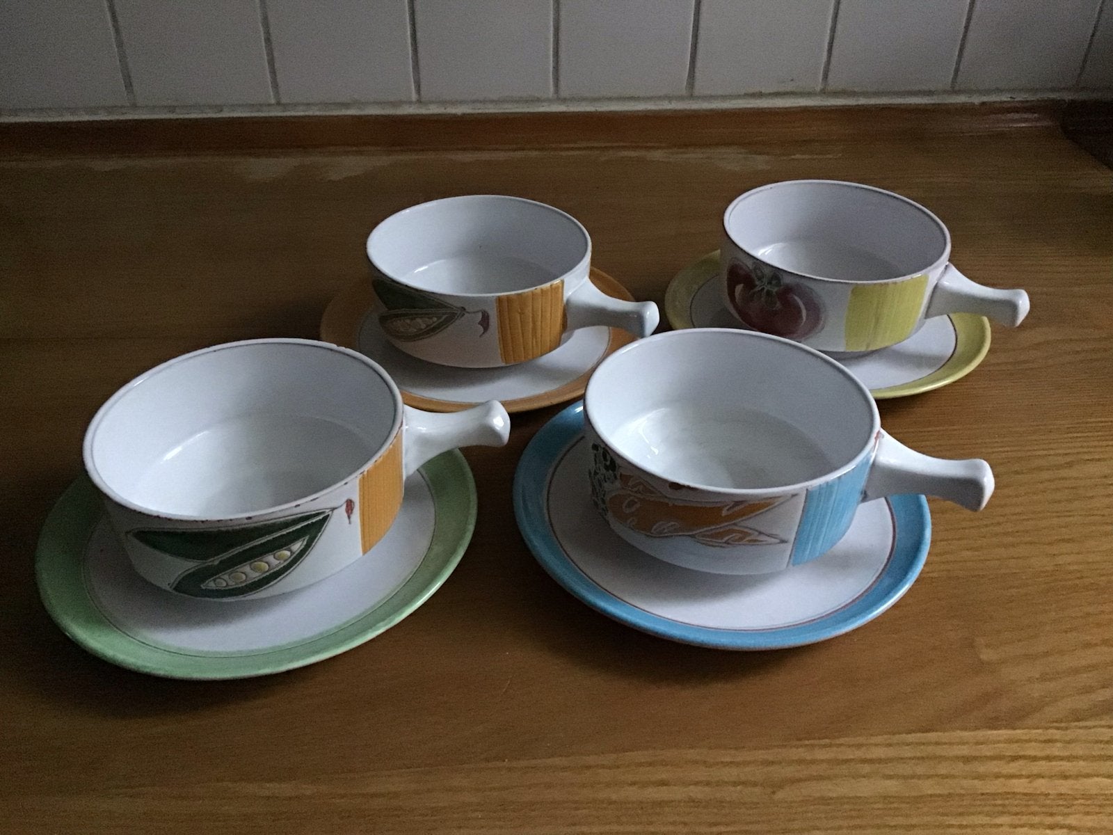 Oude Set jaren 70 van 4 vrolijke soepkommen met schotels, Gebruikt, Keramiek, Ophalen of Verzenden, Kom(men)