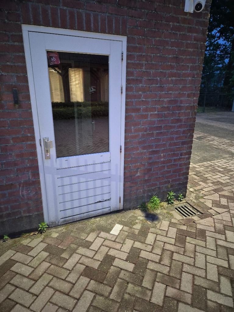 hard houten buiten deur met raam en kozijn, moet snel weg, Ophalen, 80 tot 100 cm, Buitendeur, 200 tot 215 cm
