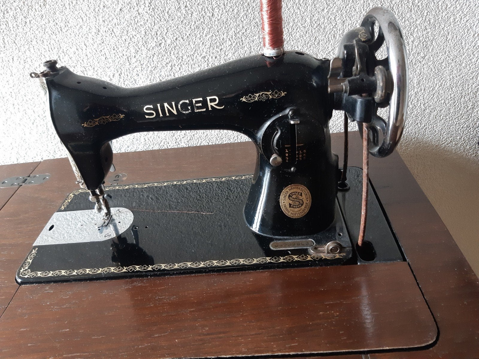 naaimachine op tafel, Ophalen