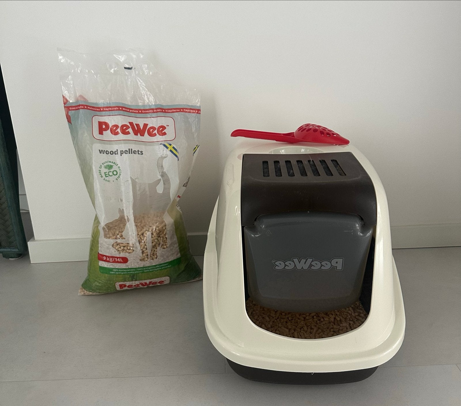 PeeWee kattenbak inclusief houtkorrels en schepje, Dieren en Toebehoren, Ophalen of Verzenden, Zo goed als nieuw, Gesloten