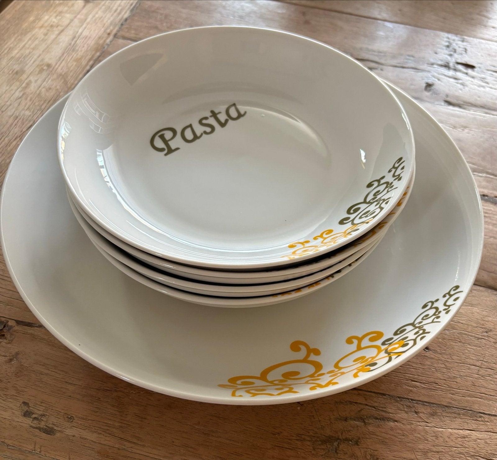 Pastaschaal met 4 pastaborden - Italiaanse stijl, Huis en Inrichting, Keuken | Servies, Keramiek, Ophalen of Verzenden, Overige stijlen