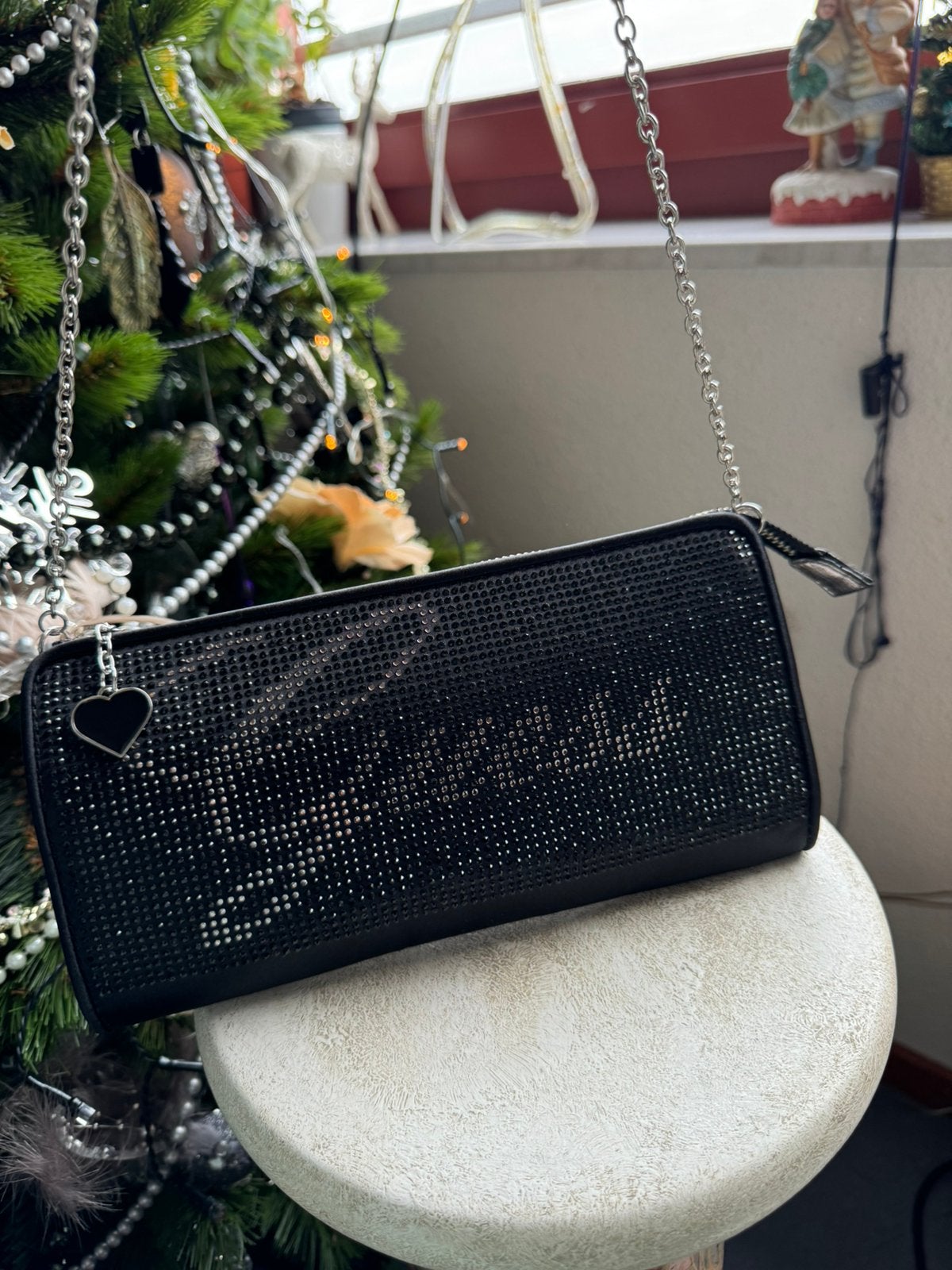Black Guess baguette bag with rhinestones and chain., Verzenden, Zo goed als nieuw, Zwart, Handtas