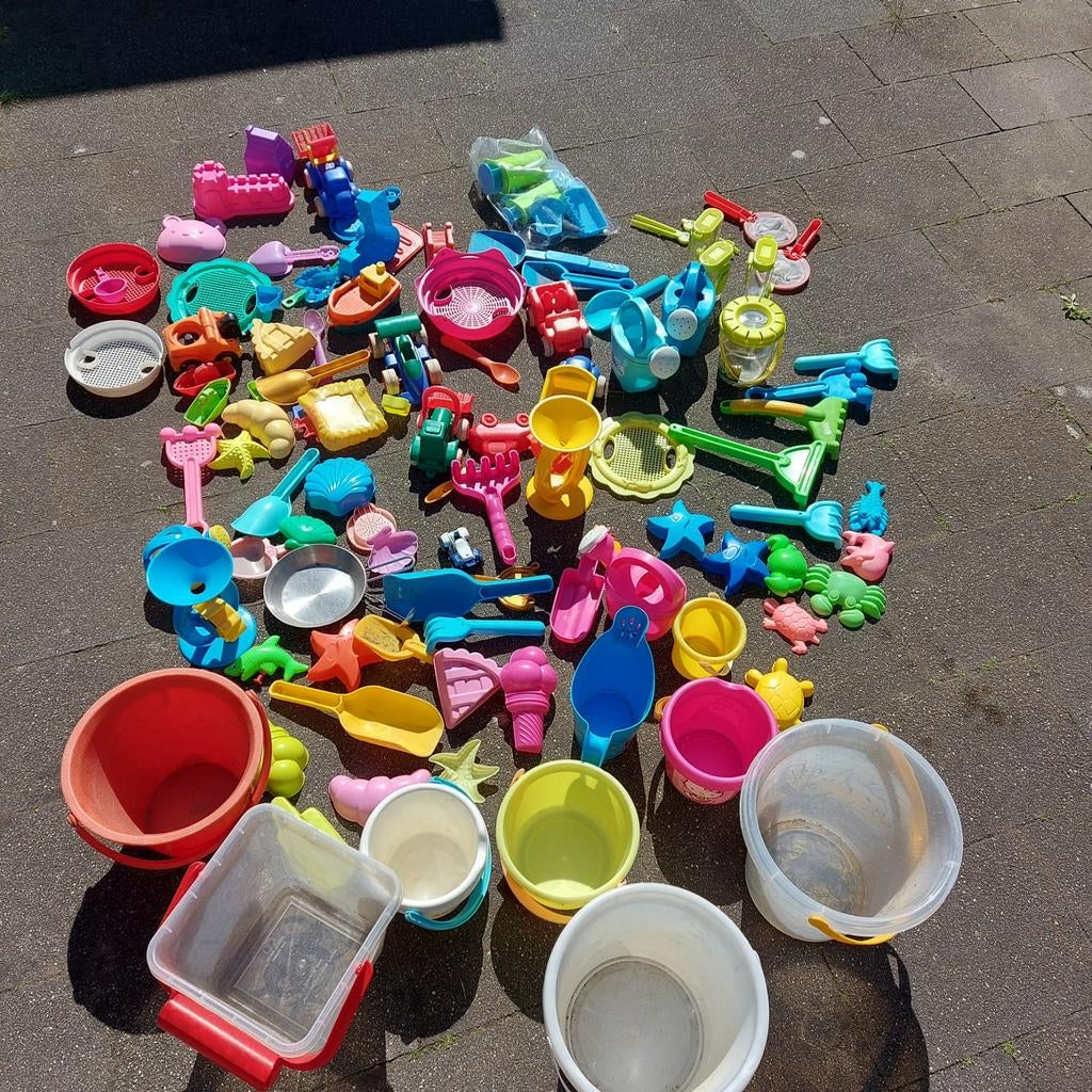 Veel zandbakspeelgoed (schepjes, harkjes, vormpjes, emmers), Kinderen en Baby's, Speelgoed | Buiten | Zandbakken, Zo goed als nieuw