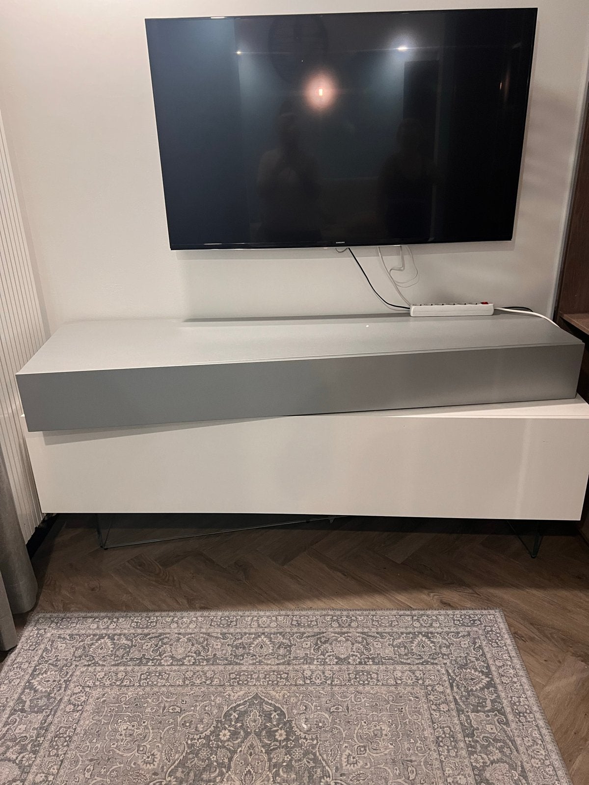 Moderne wit zilveren glazen kast voor tv of als bijzet, Huis en Inrichting, Kasten | Televisiemeubels, Ophalen, 100 tot 150 cm