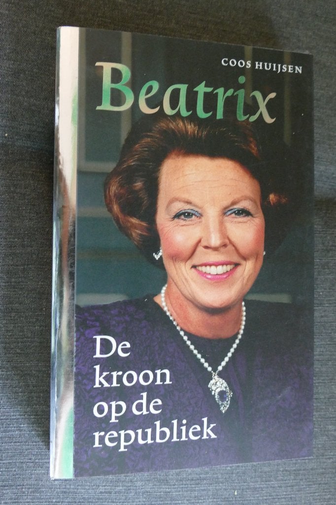 Coos Huijsen – Beatrix de kroon op de republiek, Ophalen of Verzenden, Nederland, Tijdschrift of Boek
