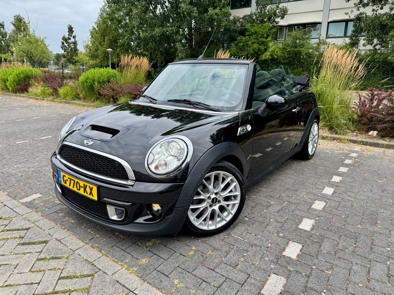 Mini 1.6 Cooper Cabrio JCW pakket 2012 Zwart, Auto's, Mini, Zwart, 4 cilinders, Cabriolet, 4 stoelen