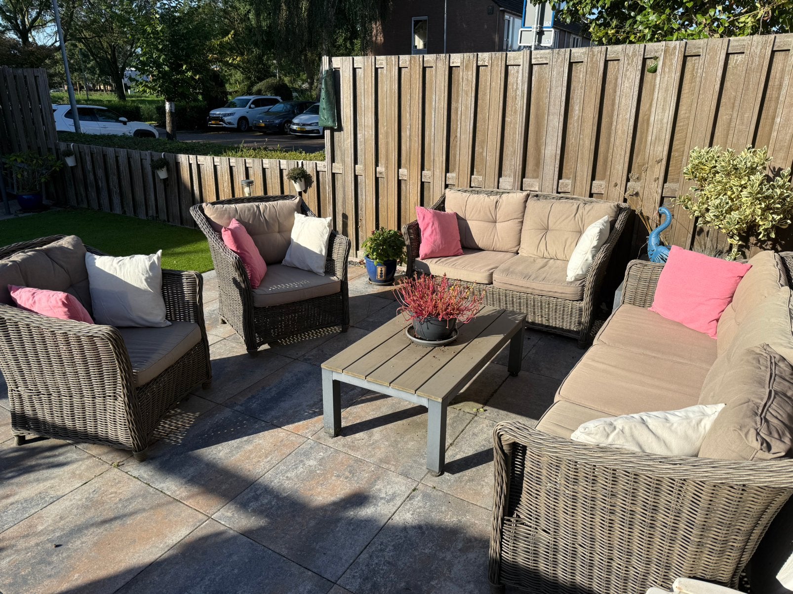 Loungeset inclusief kussens en tafel, Ophalen, Zo goed als nieuw
