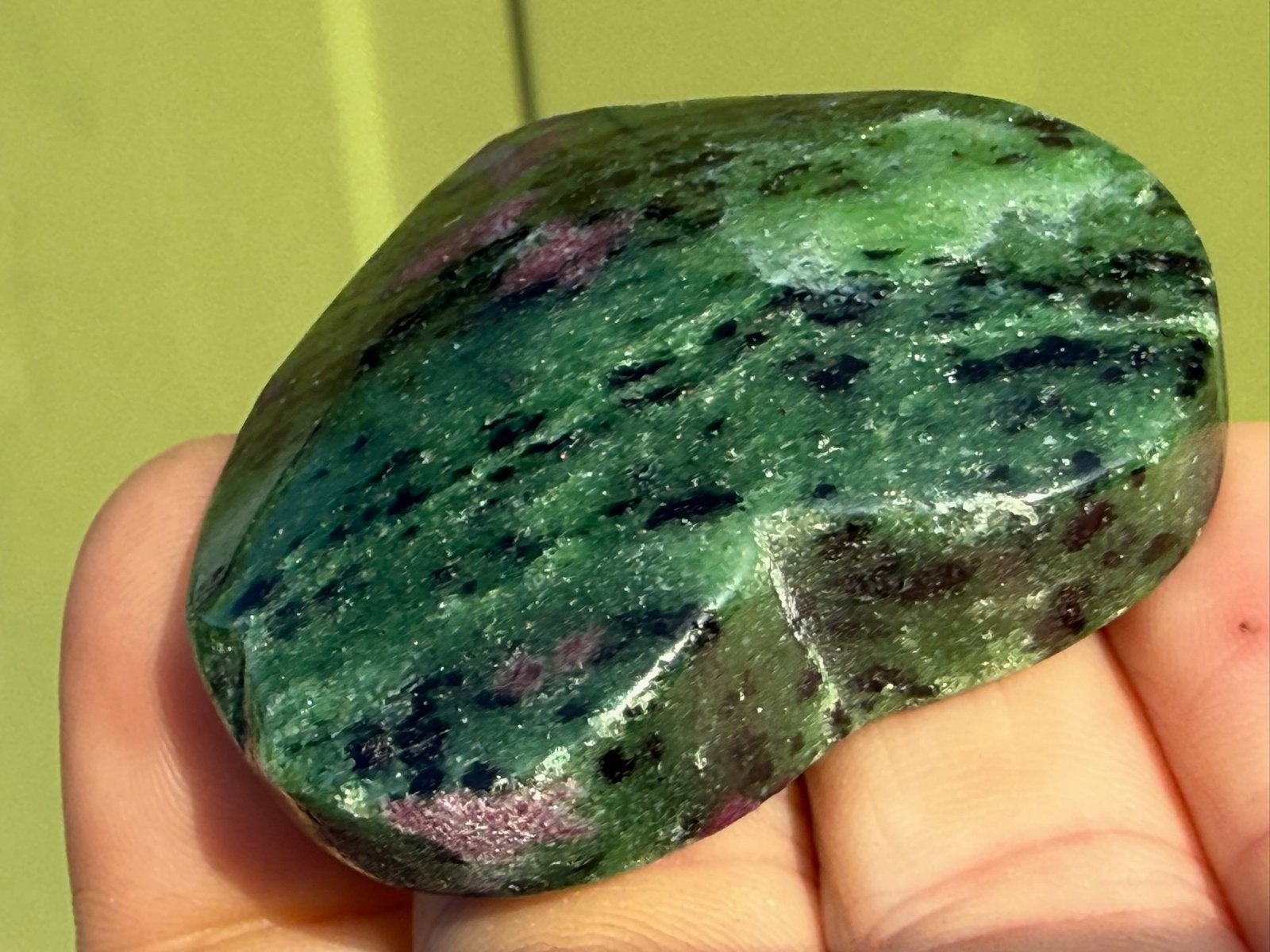 Robijn in Zoisiet Tanganyika artstone mineralen UV Actief, Verzamelen, Ophalen of Verzenden, Mineraal