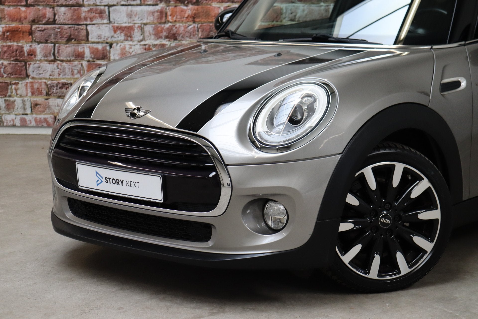MINI Hatchback Cooper Serious Business 5 deurs / Navigatiesy, Auto's, Dealer onderhouden, 136 pk, Leder en Stof, 49 €/maand