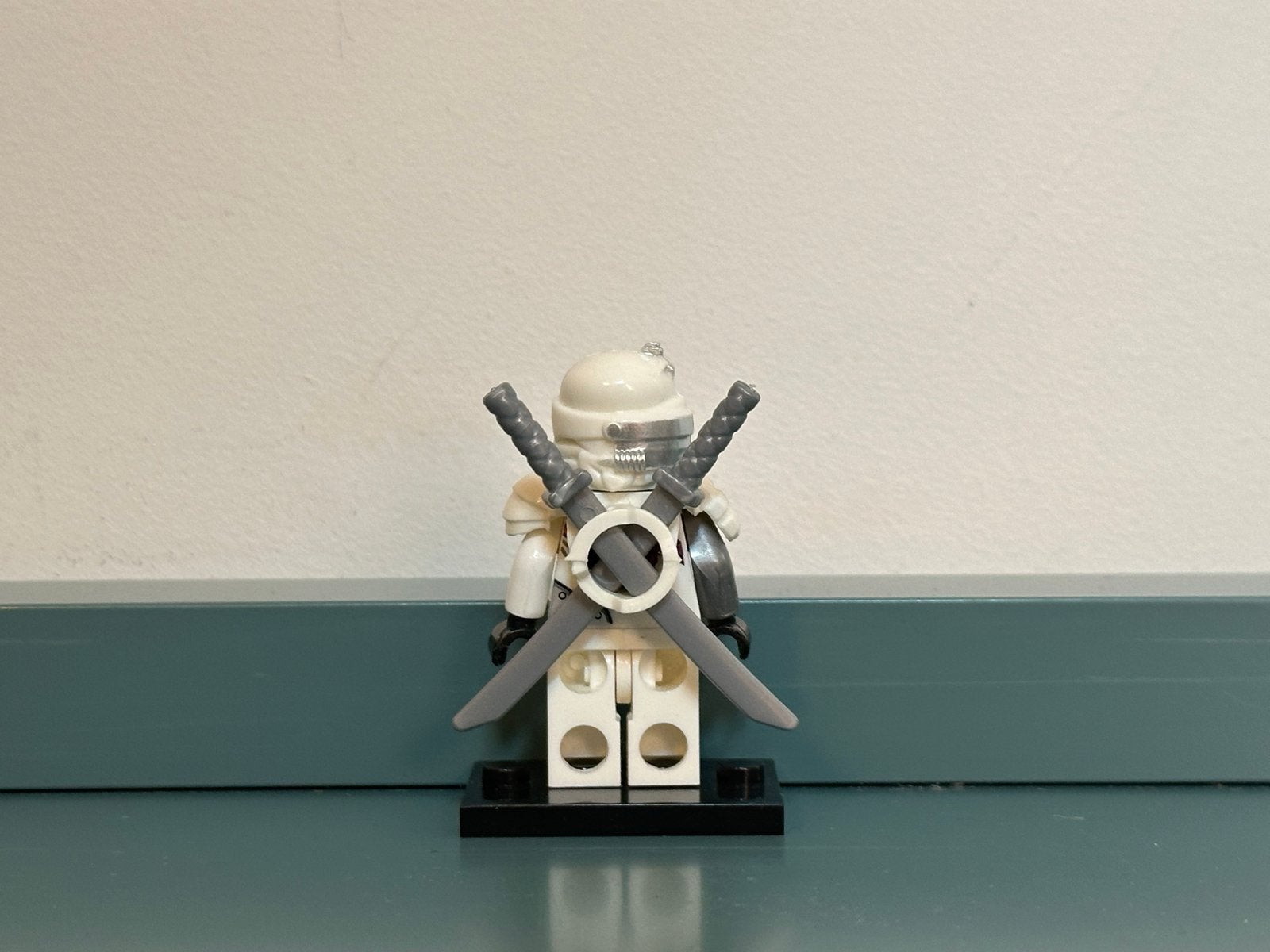 Foto 3 van Lego Ninjago Witte Nindroid Minifiguur met Zwaarden