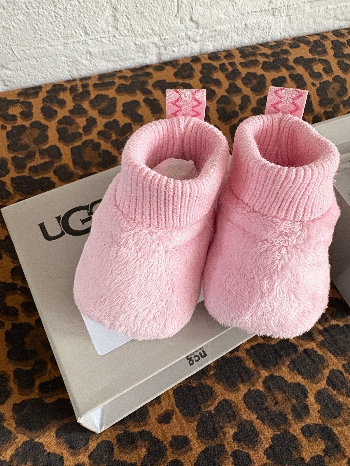 Nieuwe roze UGG slofjes maat 16, Kinderen en Baby's, Ophalen of Verzenden, Nieuw, Meisje, Slofjes