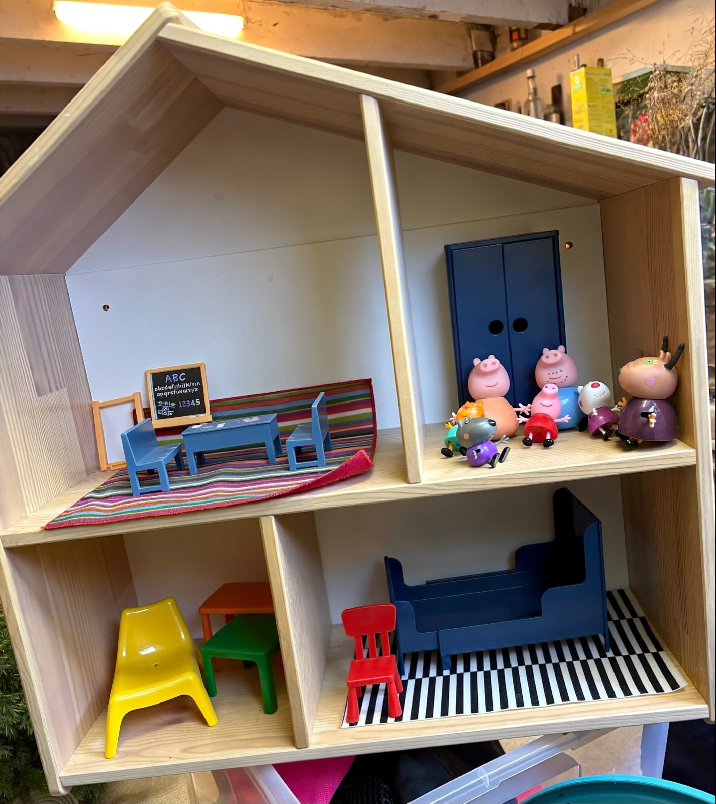 Houten poppenhuis met Peppa Pig figuren en meubels, Ophalen, Zo goed als nieuw, Poppenhuis