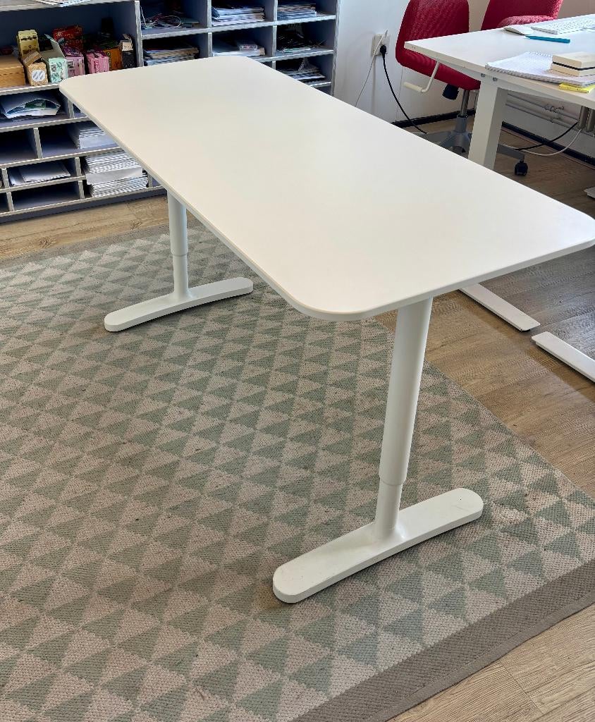 Wit bureau, Huis en Inrichting, Bureaus, Ophalen, In hoogte verstelbaar, Zo goed als nieuw, IKEA