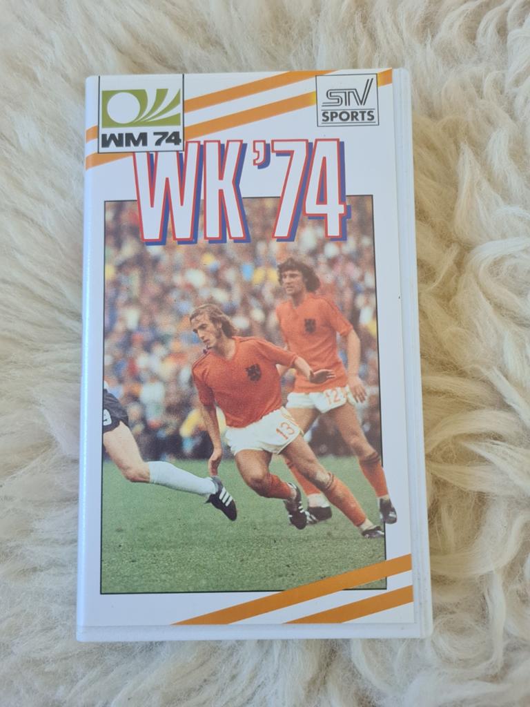 WK '74 VHS Video - Oranje in Topvorm met Johan Cruyff, Cd's en Dvd's, Voetbal, Gebruikt, Alle leeftijden, Ophalen of Verzenden