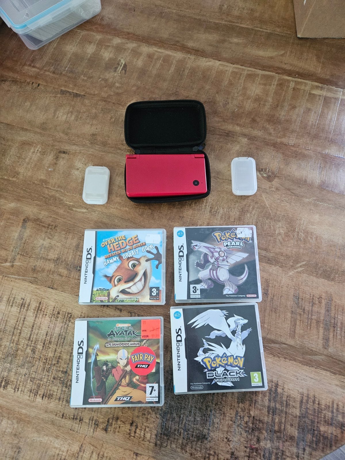 Rode Nintendo DS Lite met 4 games en hoesje (geen oplader), Spelcomputers en Games, Spelcomputers | Nintendo DS, Gebruikt, Ophalen of Verzenden