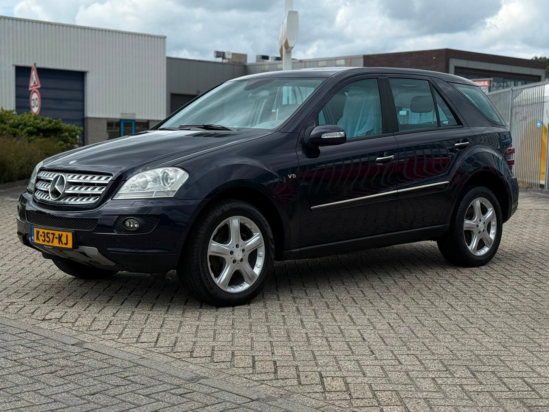 Mercedes-Benz M-klasse 350#Automaat#Airco#Youngtimer, Gebruikt, Zwart, 2035 kg, Traction-control