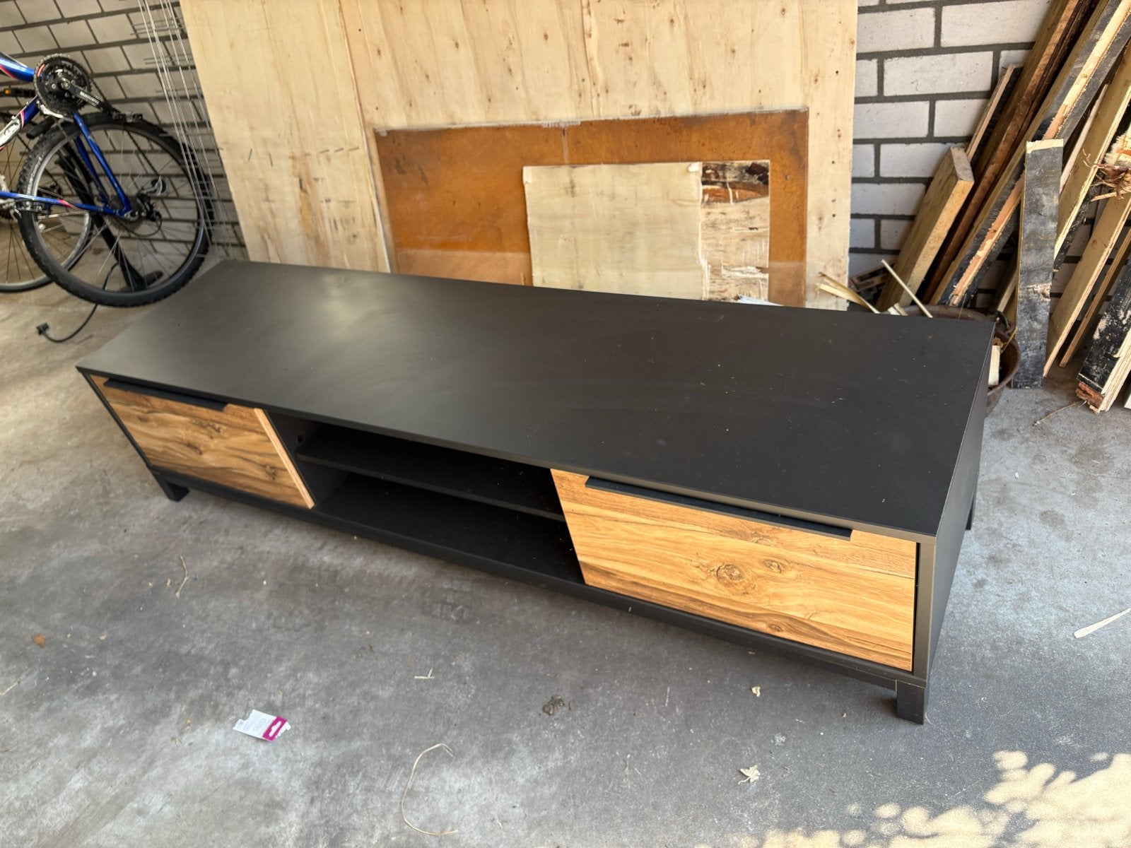 Modern TV-meubel met houtlook deuren (Leenbakker serie), Ophalen, 150 tot 200 cm, Zo goed als nieuw, Minder dan 100 cm