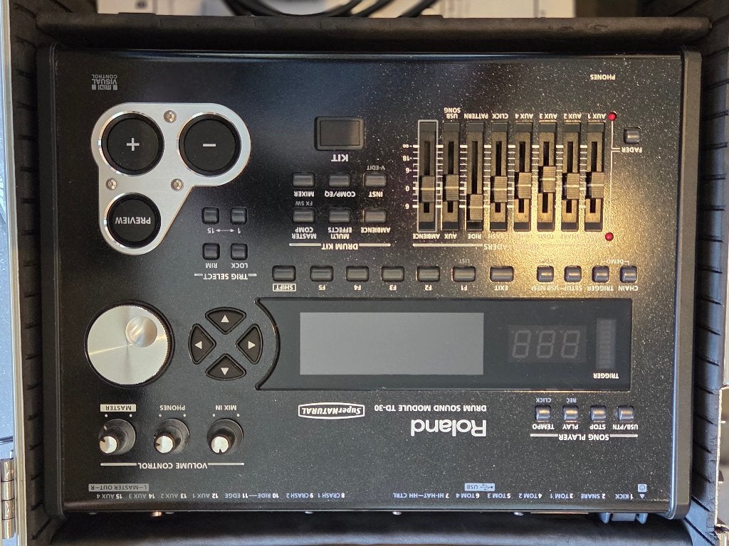 Foto 2 van Roland TD 30 drumcomputer met koffer