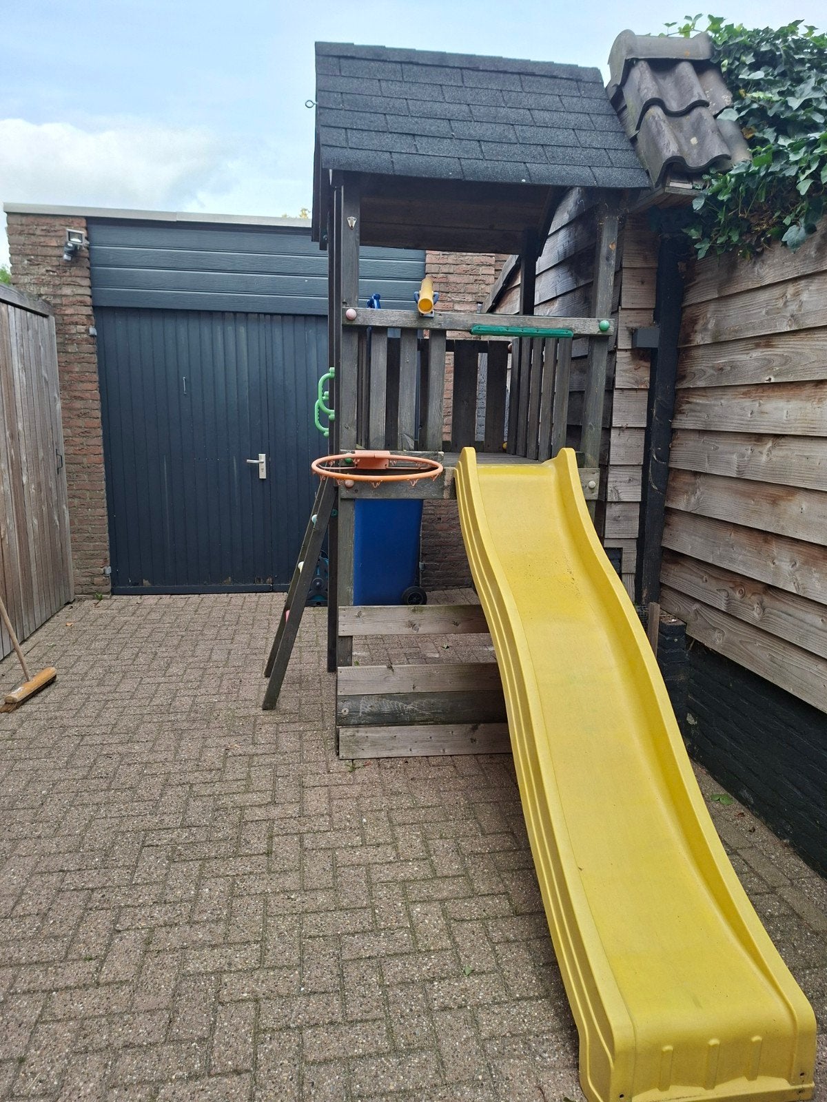 Houten speelhuisje met glijbaan en stuur, Kinderen en Baby's, Ophalen, Gebruikt, Glijbaan