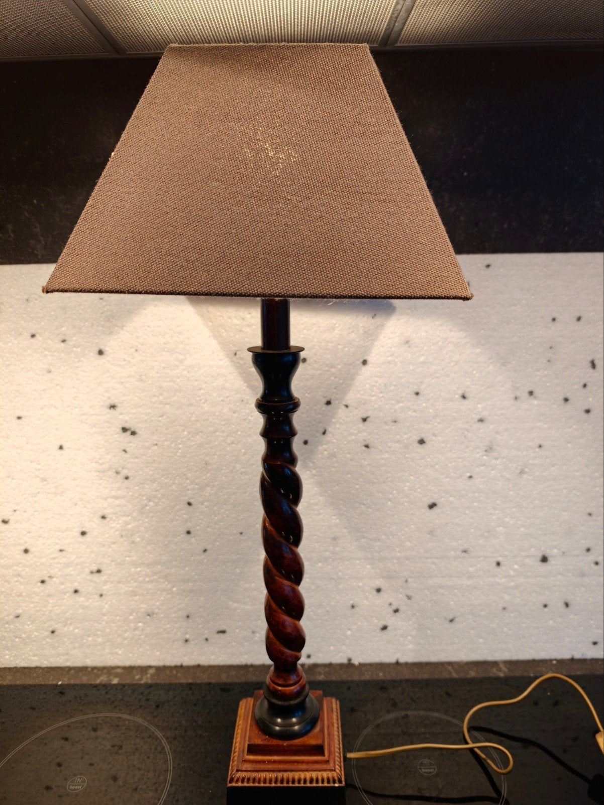 Bronzen Tafellamp met Gedraaide Pedestal en Gerstmotief, Antiek en Kunst, Verzenden