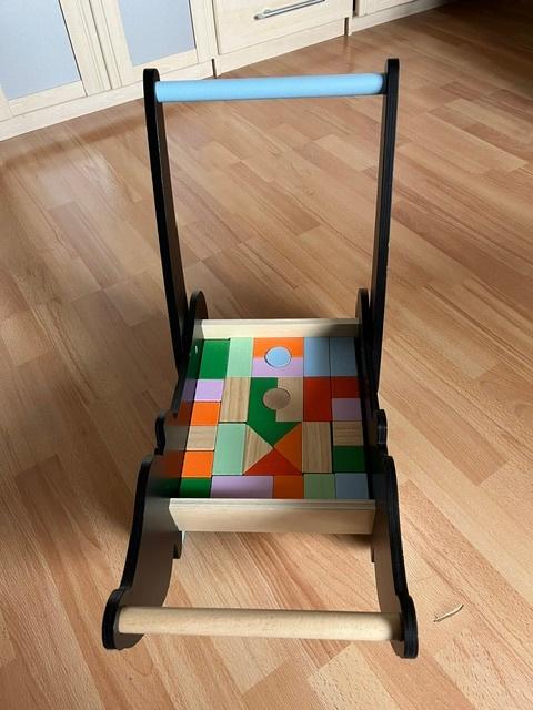Loopwagen met blokken., Kinderen en Baby's, Speelgoed | Houten speelgoed, Ophalen of Verzenden, Zo goed als nieuw, Duw- of Trekspeelgoed