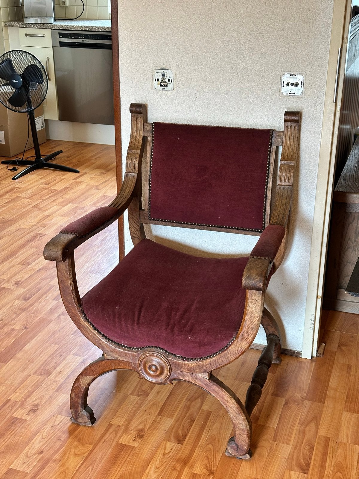 Antieke stoel met rode bekleding, Ophalen