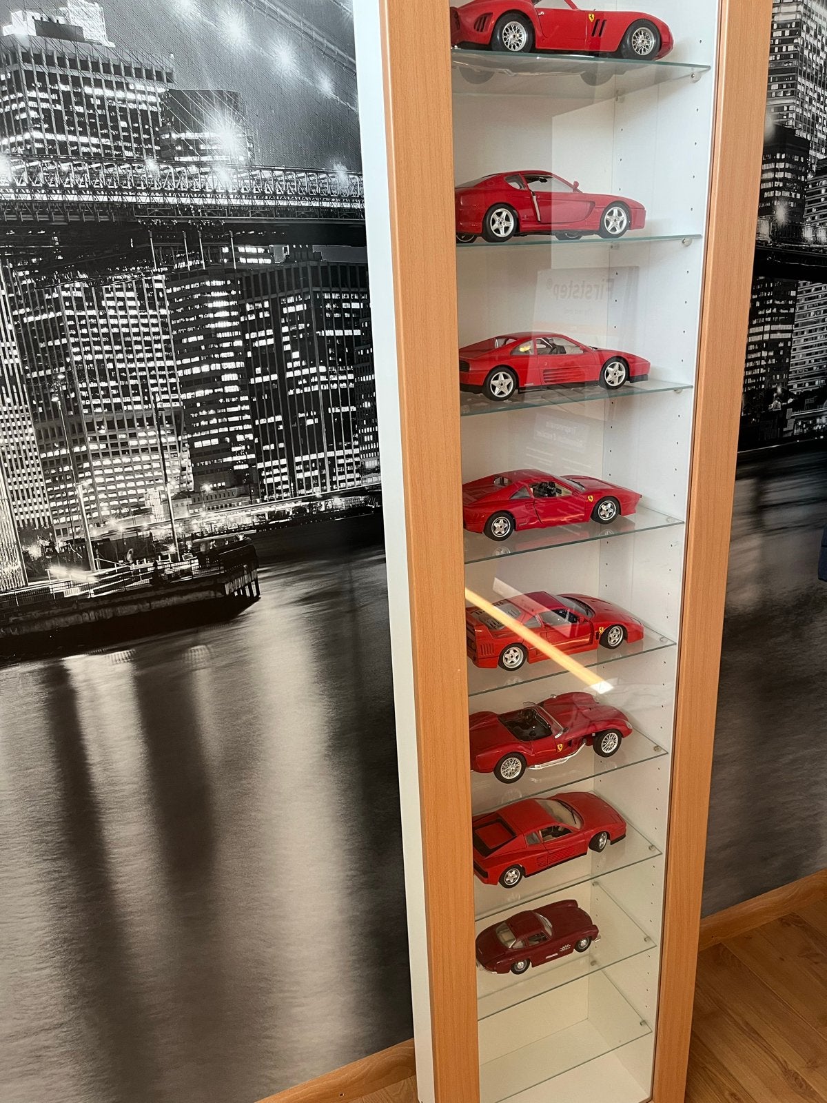 Verzameling Ferrari modelauto's in vitrinekast, Hobby en Vrije tijd, Modelauto's | 1:18, Ophalen of Verzenden, Zo goed als nieuw