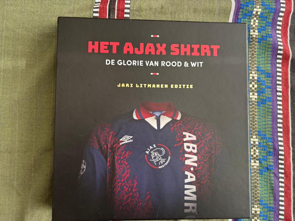 Het Ajax Shirt Jari Litmanen editie, Verzamelen, Sportartikelen en Voetbal, Ophalen of Verzenden, Gebruikt, Ajax, Boek of Tijdschrift
