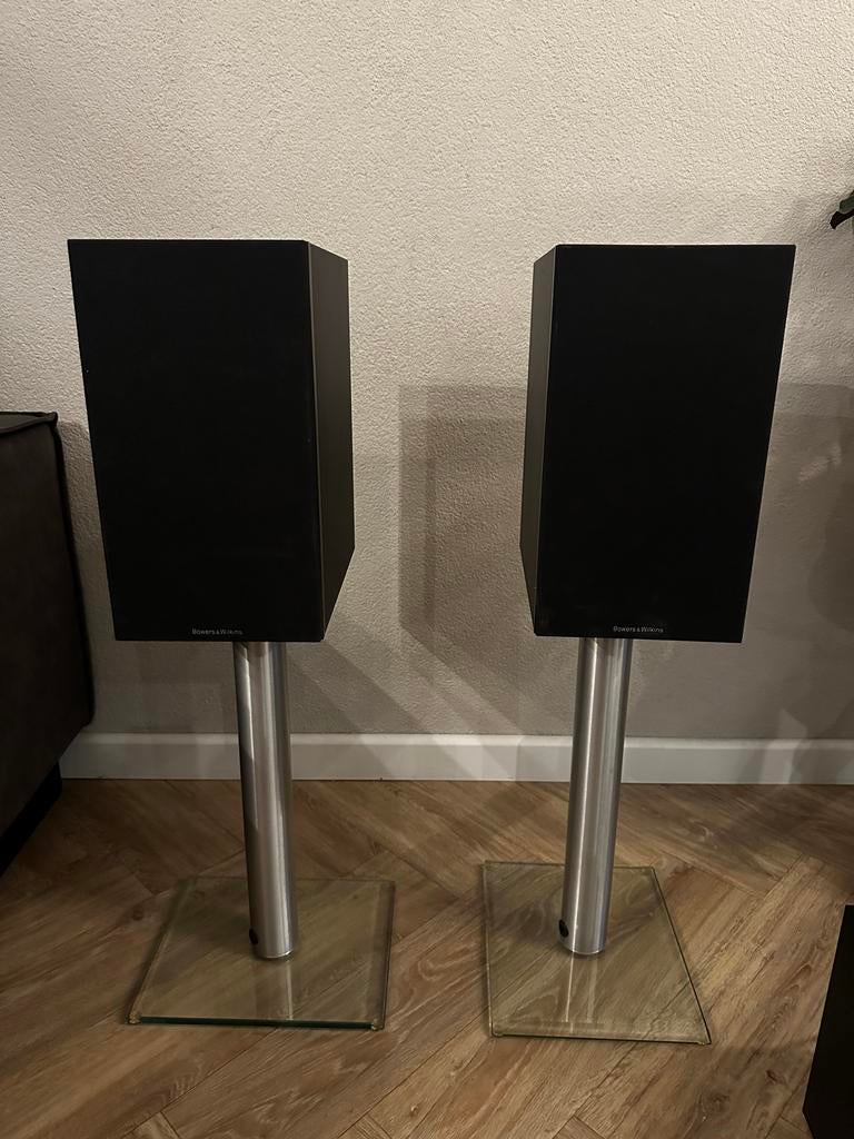 B&W speakers op aluminium poot met glazen voet en subwoofer, Ophalen, Zo goed als nieuw, 120 watt of meer, Complete surroundset