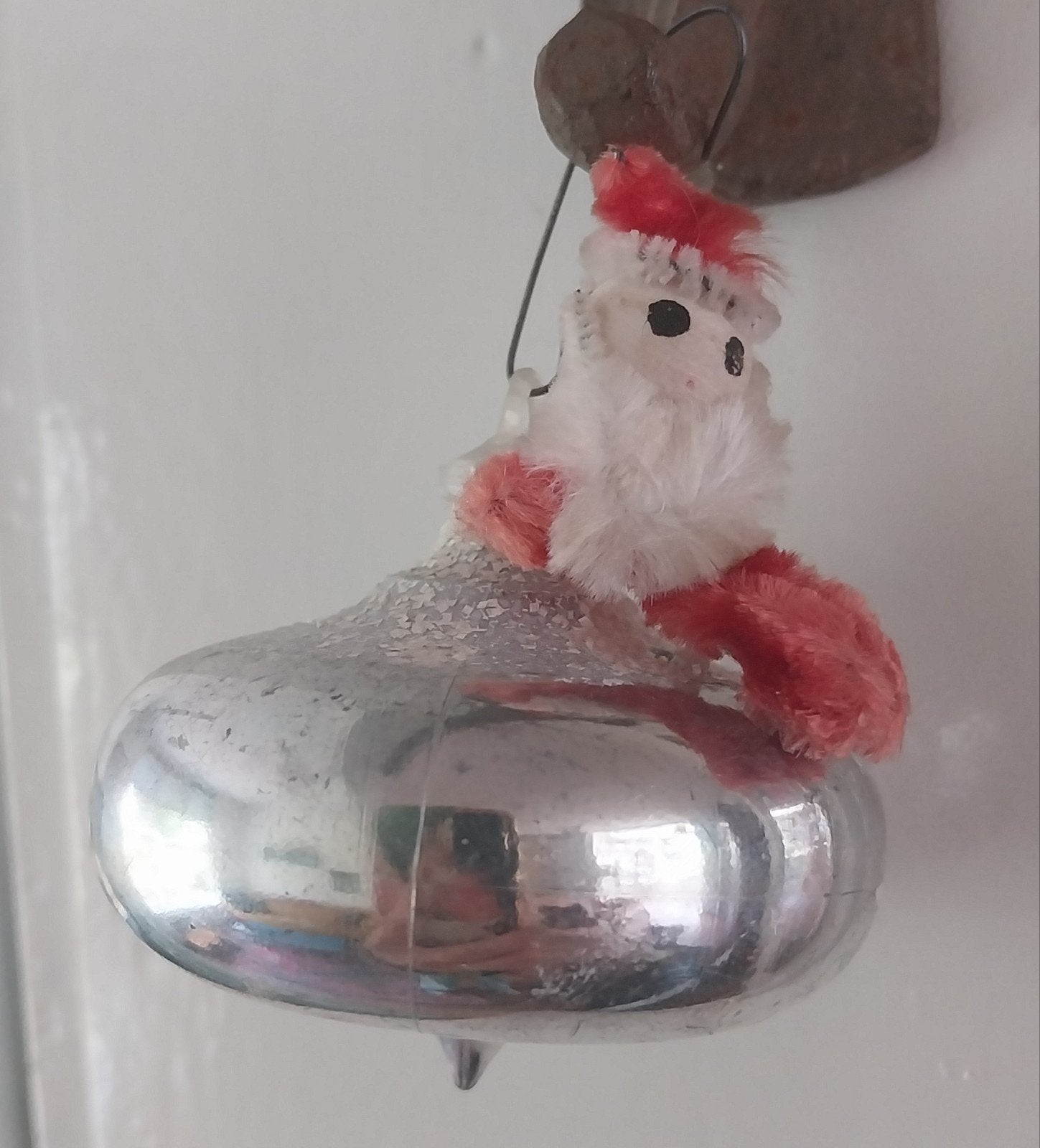 Vintage kerstbal met chenille poppetje, Diversen, Ophalen of Verzenden, Gebruikt