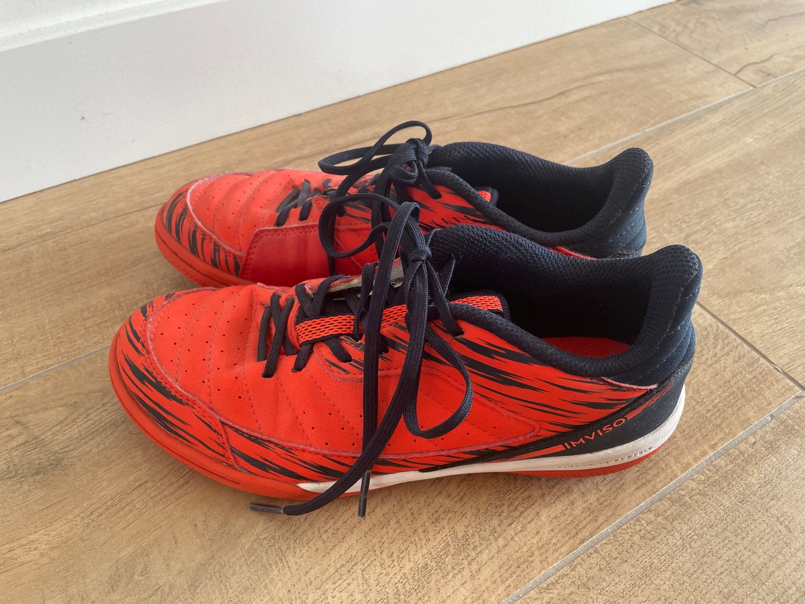 Zwarte en rode zaalvoetbalschoenen, maat 36, Maat XS of kleiner, Ophalen, Gebruikt, Schoenen