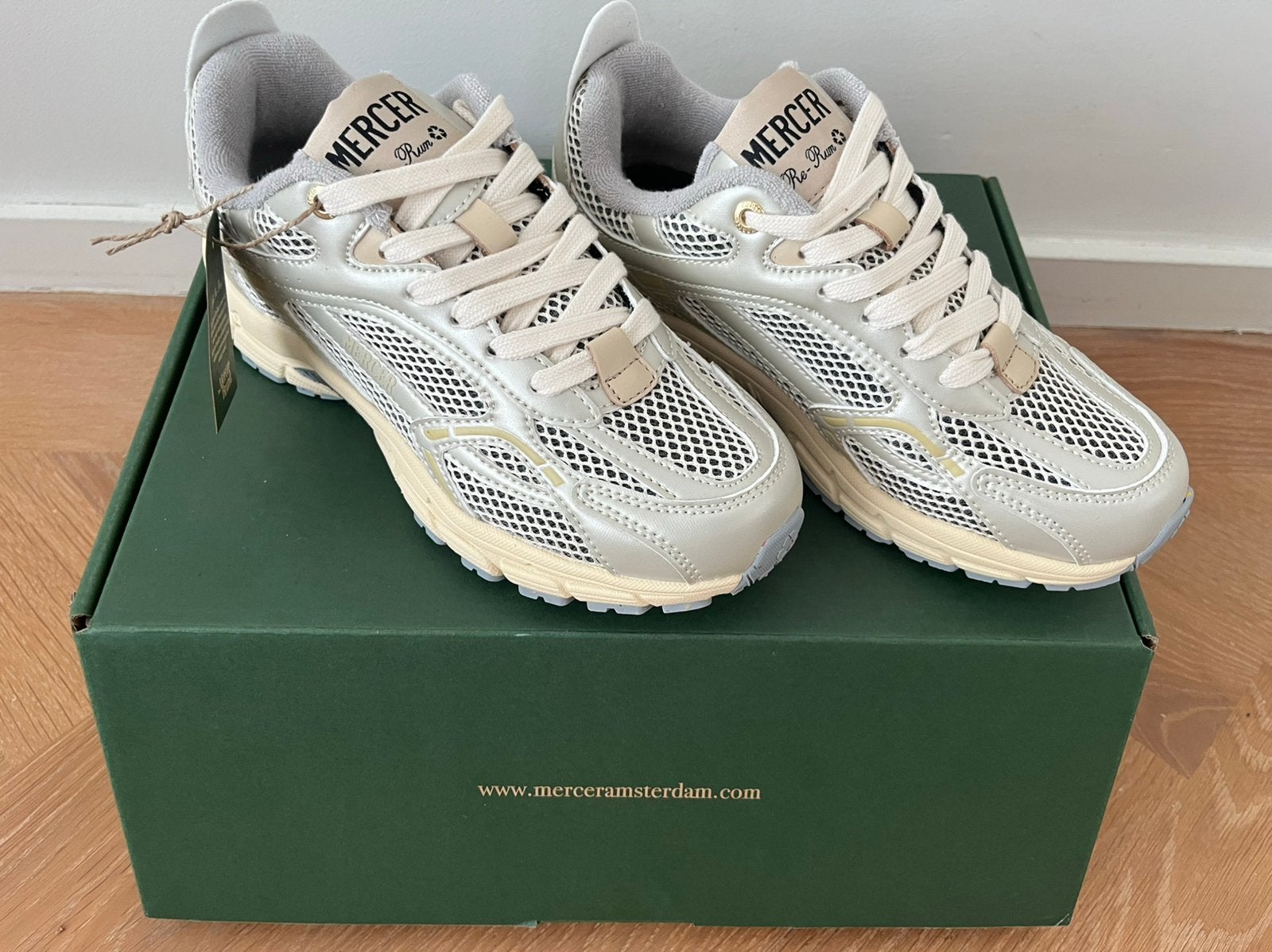 Nieuwe Mercer the Re Run Champagne maay 37, Kleding | Dames, Schoenen, Overige kleuren, Nieuw, Ophalen of Verzenden, Sneakers of Gympen