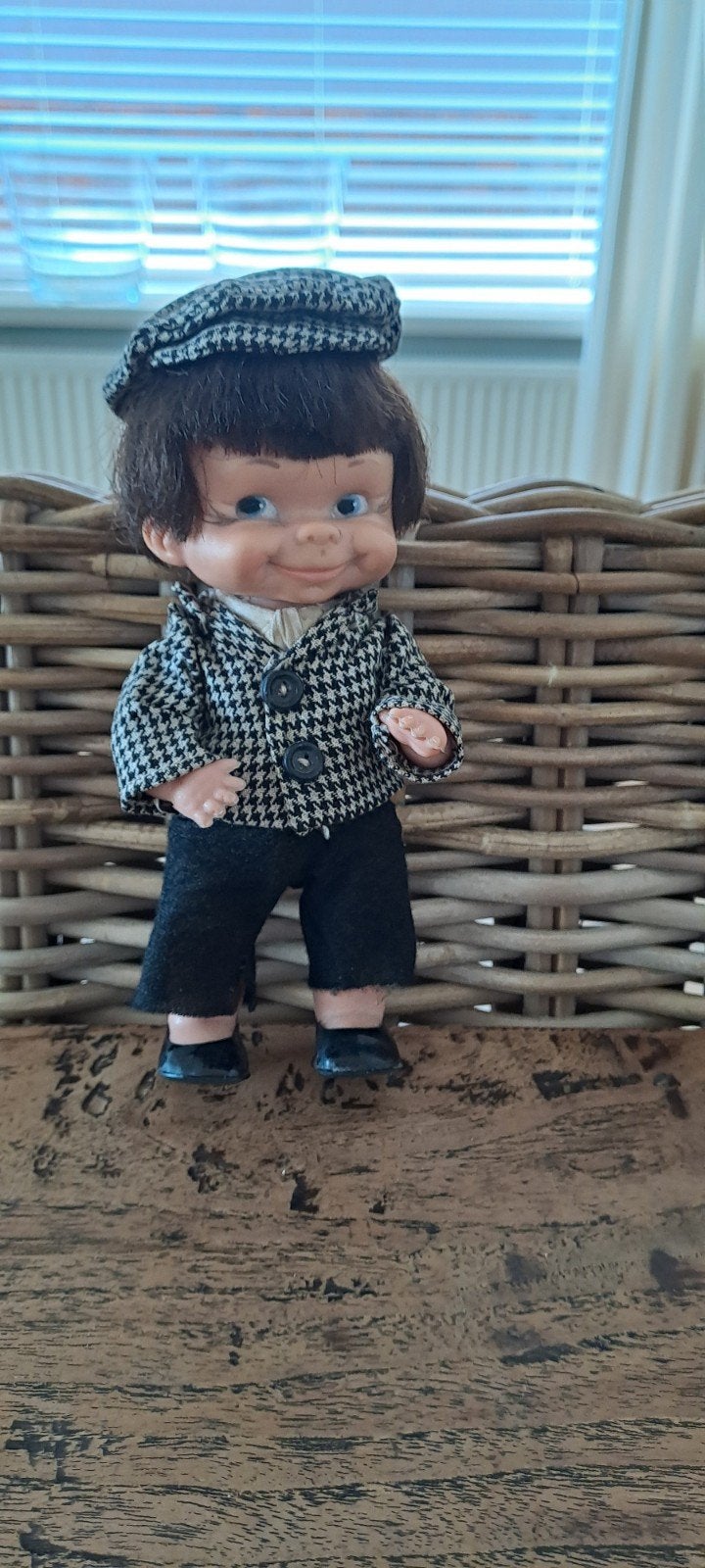 Vintage popje met geruite jas en pet 16 cm., Ophalen of Verzenden, Gebruikt, Pop