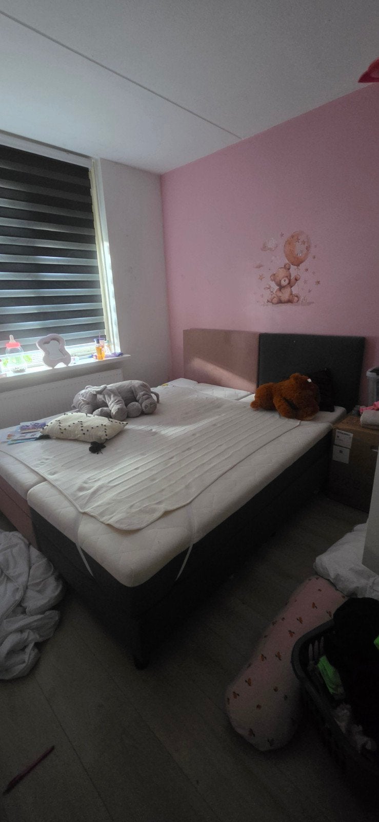 Eenpersoons boxspring in grijs en roze, Huis en Inrichting, Ophalen of Verzenden, Gebruikt, Eenpersoons, Grijs